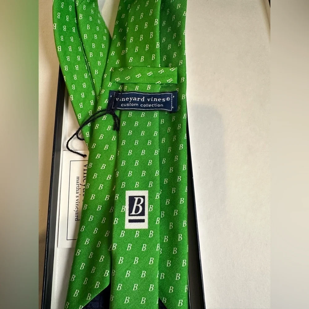 Vineyard Vines Custom Collection Bold Green Patterned Tie NWT
